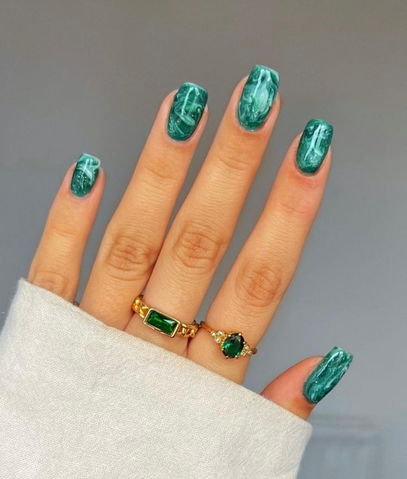 31 Beautiful Green Nail Designs For Fall — Marble Green Short Nails