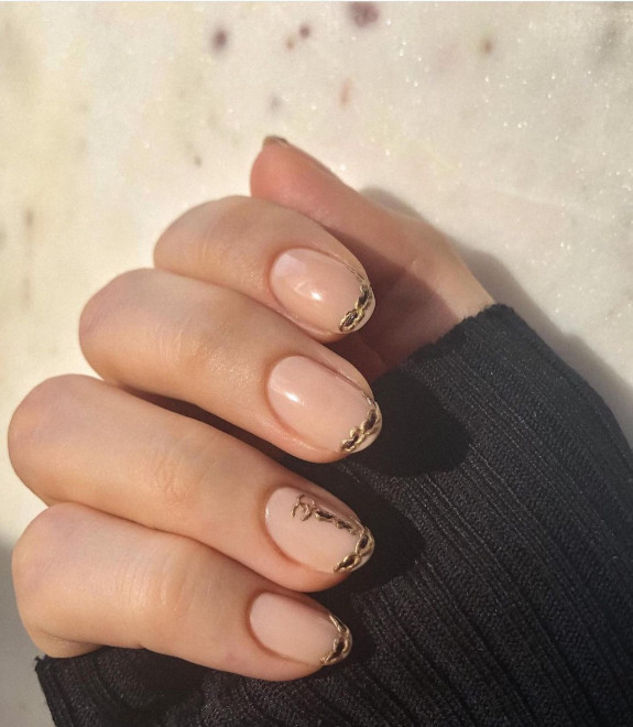 35 Fresh Autumn Nail Art Ideas To Try Now — Gucci Gold Chain Nails