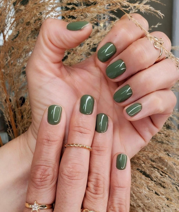 31 Beautiful Green Nail Designs For Fall — Green Short Round Nails