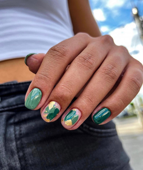 31 Beautiful Green Nail Designs For Fall — Emerald Green Nails with Gold Flake