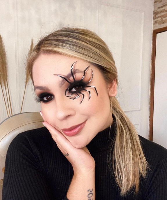 35 Creepy Spider Makeup Ideas for Halloween 2022 — Simple Spider Eye Liner