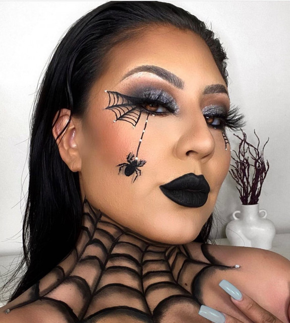 35 Creepy Spider Makeup Ideas for Halloween 2022 — Glitter Eye Shadow + Spider Liner + Dark Lips