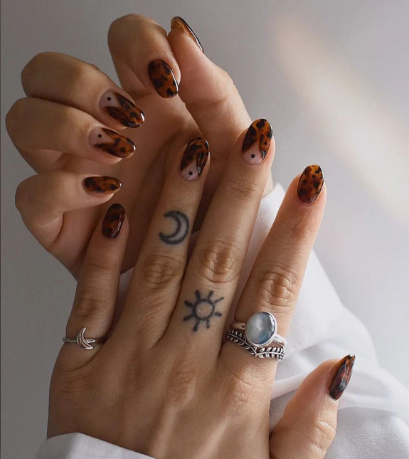 40+ Thanksgiving Nail Ideas — Brown Tortoiseshell Short Nails