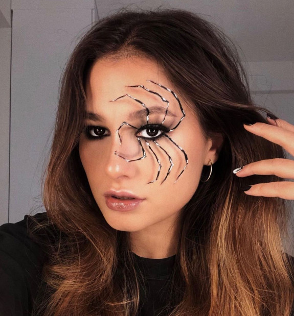 35 Creepy Spider Makeup Ideas for Halloween 2022 —Nude Makeup with Spider Liner