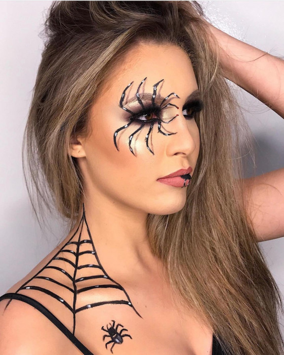 35 Creepy Spider Makeup Ideas for Halloween 2022 — Lip + Spider Eye Liner Makeup