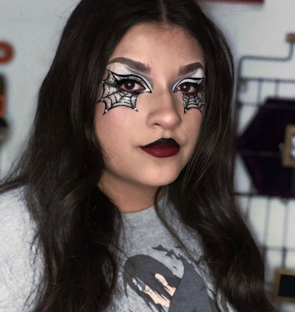 35 Creepy Spider Makeup Ideas for Halloween 2022 —Black and White Spider Web Eye Makeup