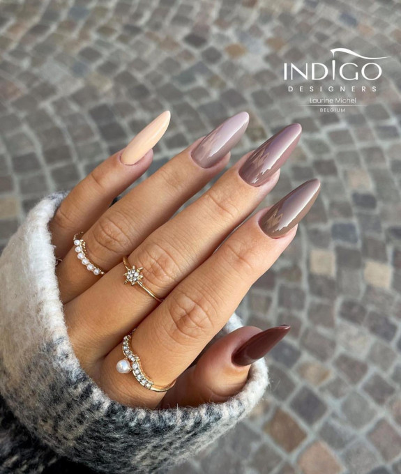 40+ Thanksgiving Nail Ideas — Gradient Mauve Almond Nails