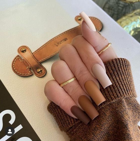 30+ Gorgeous Fall Inspired Nail Ideas — Gradient Brown Nails