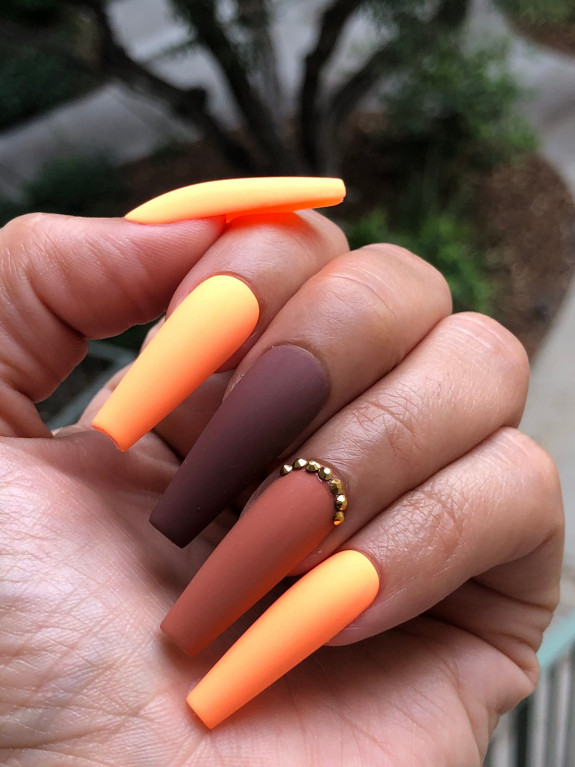 neutral nails, brown french tip nails, fall nail designs, fall nails 2022, fall nail art, fall nail ideas, autumn nail ideas, autumn nails 2022, tortoiseshell nails, burgundy nails, thanksgiving nails, october nails, september nails, french tip nails, fall french tip nails,  autumn nail designs, fall nail colors