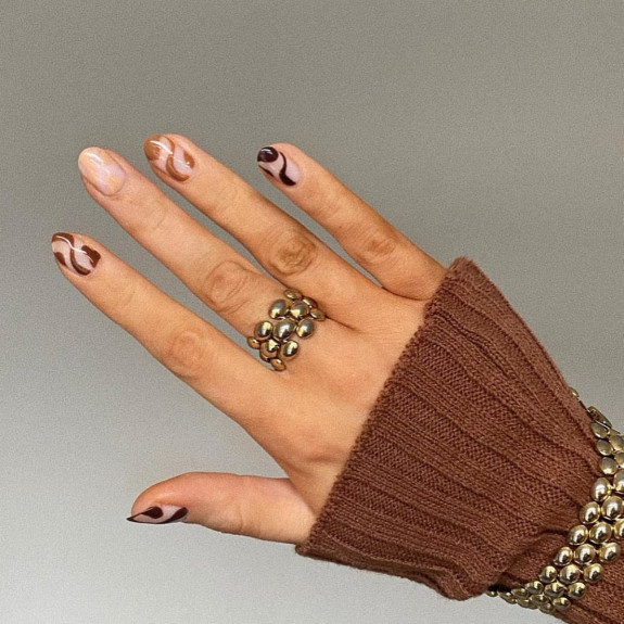 50+ Fall Nails That Are So Trendy — Gradient Brown Swirl Natural Nails