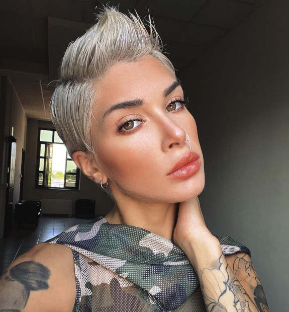 32 Pixie Cuts That Are So Trendy — Silver Grey Spiky Pixie