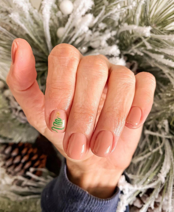 35 Best Nude Christmas Nails — Green Christmas Tree Nude Short Nails