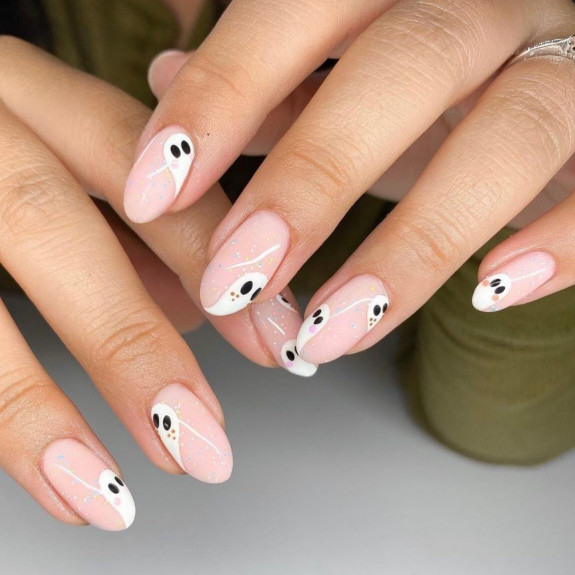 76 Spooky Halloween Nails for Every Taste — Swirl Ghost Natural Nails