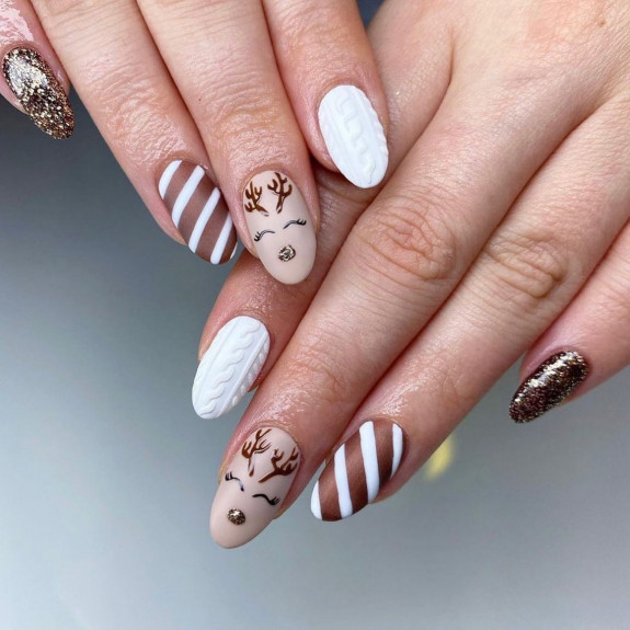 35 Best Nude Christmas Nails — Reindeer + Candy Cane Stripes