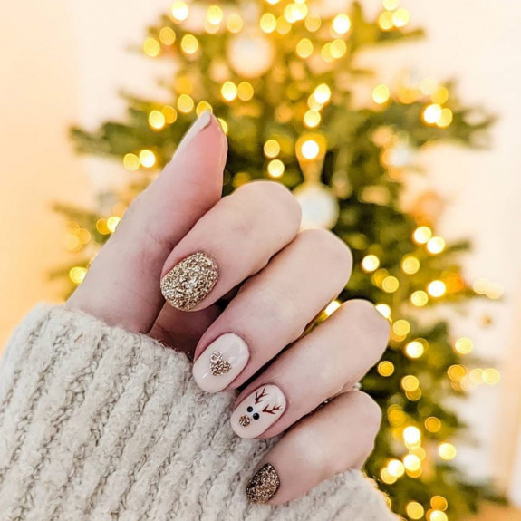 35 Best Nude Christmas Nails — Glitter Reindeer Short XMas Nails