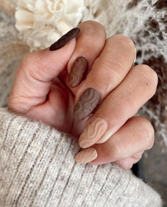 50+ Fall Nails That Are So Trendy — Gradient Brown Cable Knit Nails