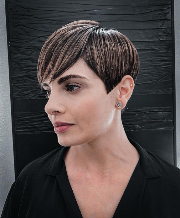 32 Pixie Cuts That Are So Trendy — Straight Hair Edgy Pixie with Highlights