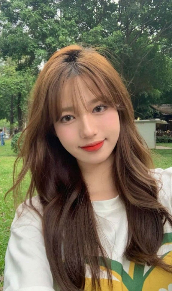 30 Cute Korean Wispy Bangs Long Hairstyles — Light Airy Bangs 