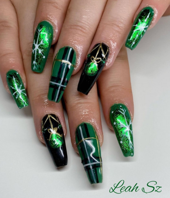 31 Green Christmas Nail Designs  — Black and Green Acrylic Festive Nails