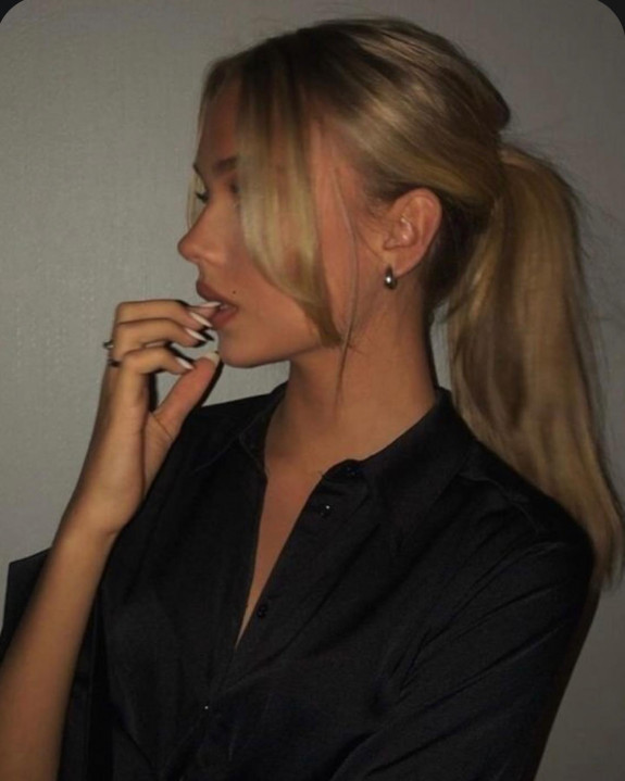 50 Cute Ways To Wear Curtain Bangs — Glam Ponytail with Bangs