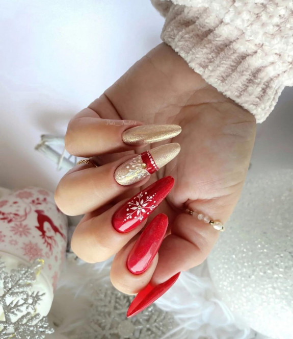 29+ Cute Christmas Nail Designs — Gold + Red Nails