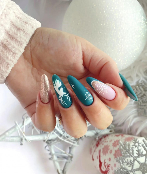 29+ Cute Christmas Nail Designs — Green & Glitter Christmas Nails