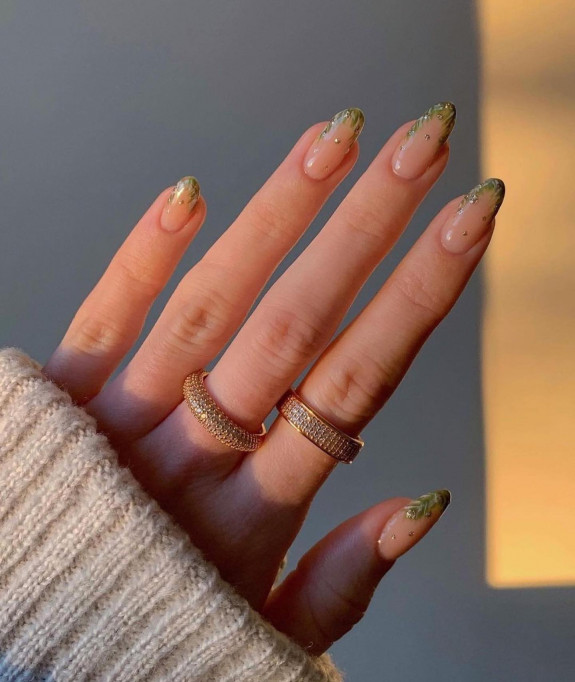 29+ Cute Christmas Nail Designs — Garland Tip Nails