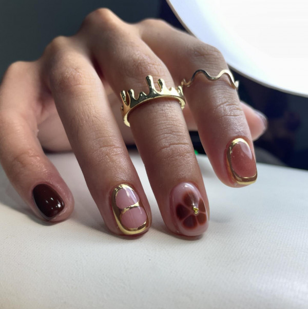 30 Groundbreaking Fall Nail Designs : Minimalist Gold Frames & Floral Accents