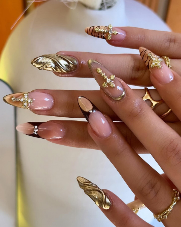 30 Groundbreaking Fall Nail Designs : Sculpted Gold & Nude Elegance