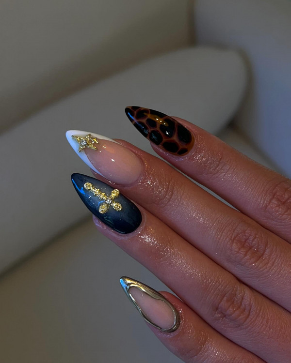 30 Groundbreaking Fall Nail Designs : Chic Black and Gold Glam