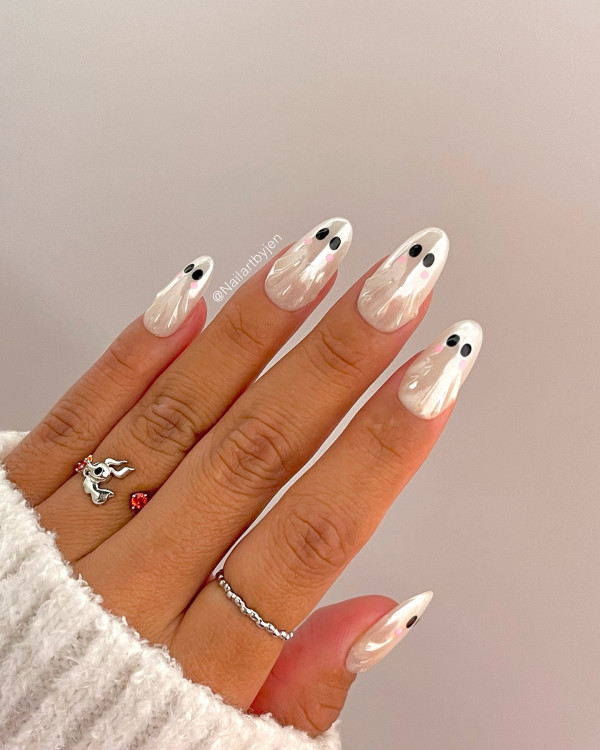 40 Spooky Short to Medium Halloween Nail Ideas : Floating Ghosts