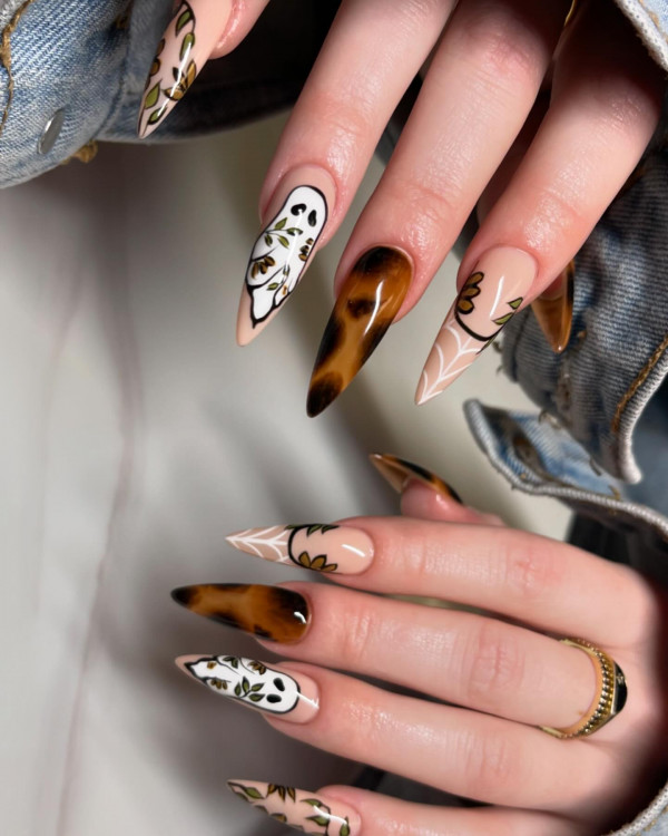 40 Hauntingly Beautiful Halloween Nail Ideas : Earthy Tortoiseshell & Ghostly Accents