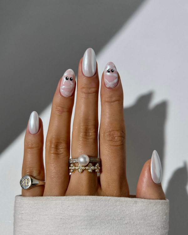 40 Hauntingly Beautiful Halloween Nail Ideas : Icy Mummy Chic