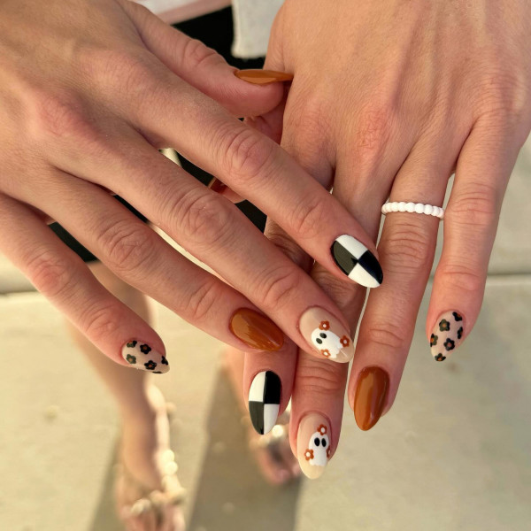 40 Spooky Short to Medium Halloween Nail Ideas : Ghost Retro Nails