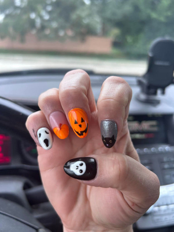 40 Spooky Short to Medium Halloween Nail Ideas : Classic Halloween Spirit