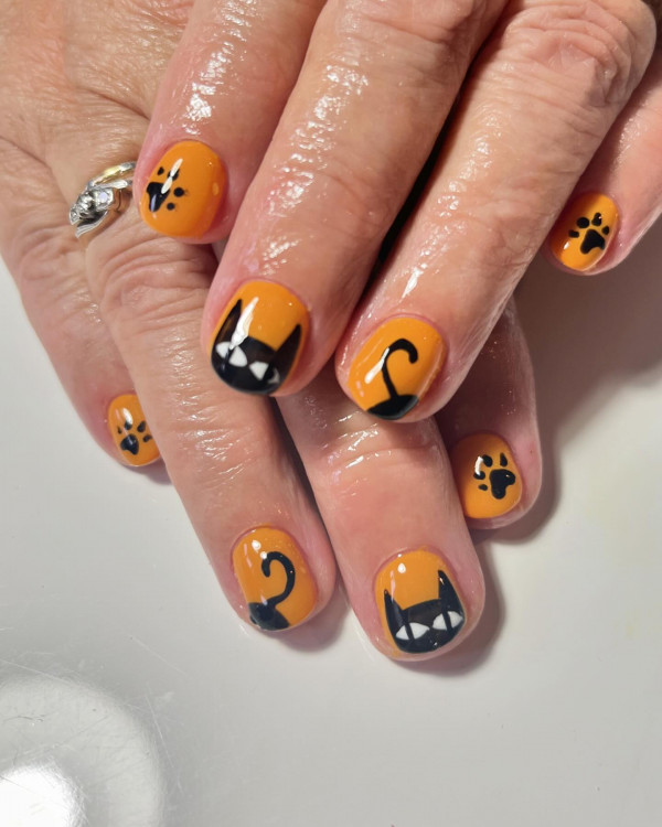 40 Spooky Short to Medium Halloween Nail Ideas : Black Cat Orange Nails