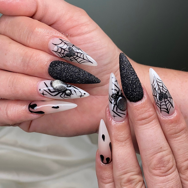 40 Hauntingly Beautiful Halloween Nail Ideas : Creepy Crawly Glam