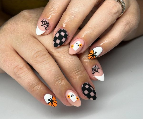 40 Hauntingly Beautiful Halloween Nail Ideas : Plaid & Pumpkin Halloween Charm