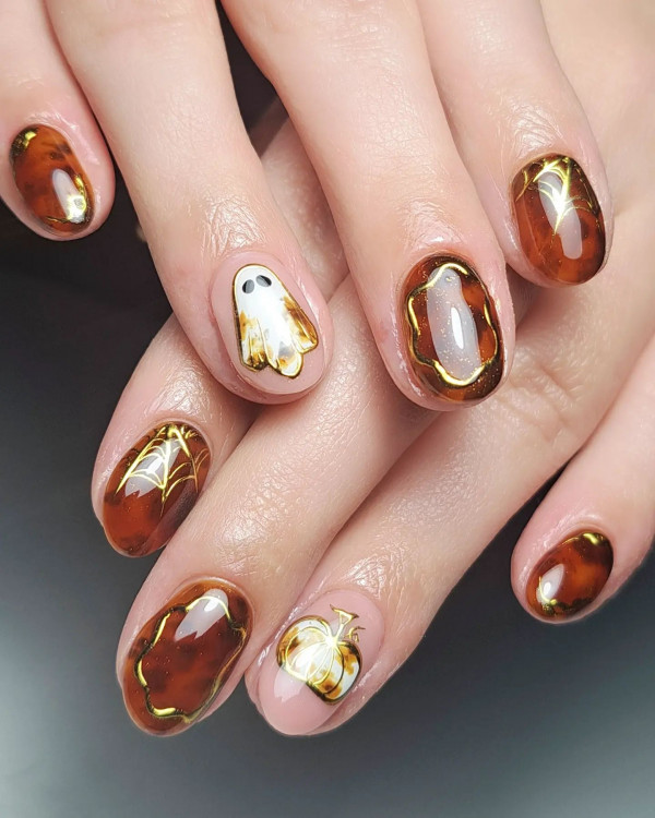 40 Spooky Short to Medium Halloween Nail Ideas : Golden Ghost Glam