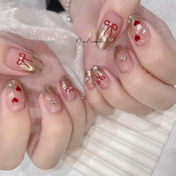 Ombre Gold Tip Valentine's Nails with Red Bows & Hearts, Valentine nails, Valentine's day nails, cute Valentine's nail art