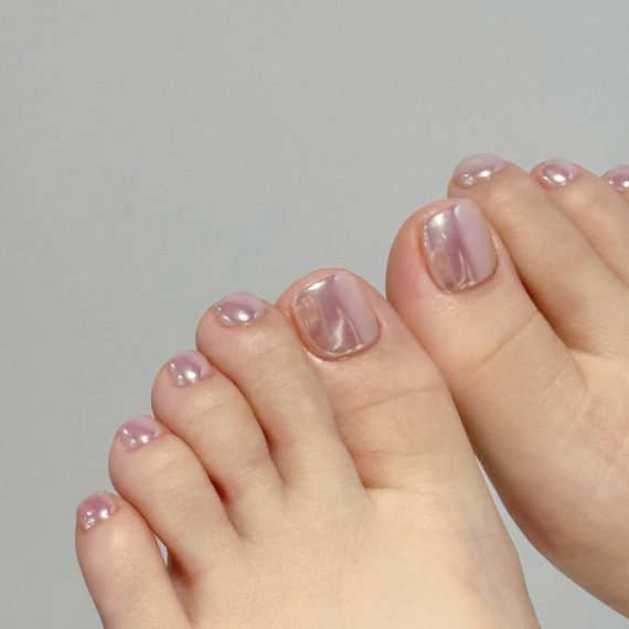 Pearlescent Dusty Pink Cat Eye Pedicure