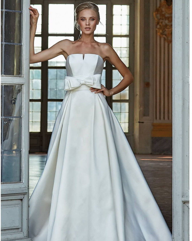 Bride in square-neck open-back modern gownBride in modern structured bridal gown with square neckline