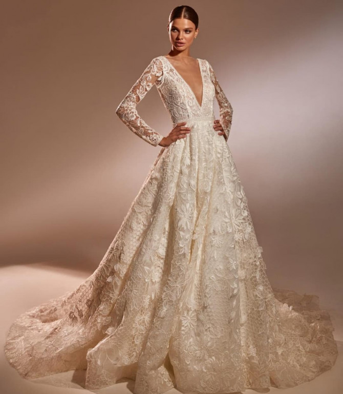 One-shoulder crepe modern wedding dress with sleek structure