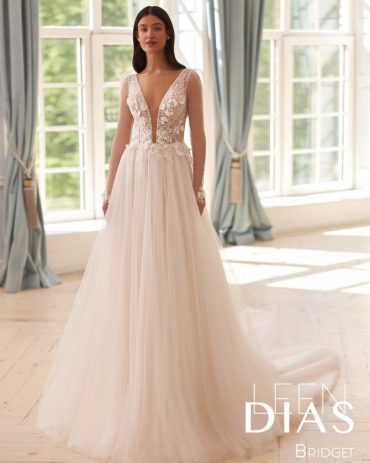 Puff sleeve gown with romantic lace detail from leendias_official
