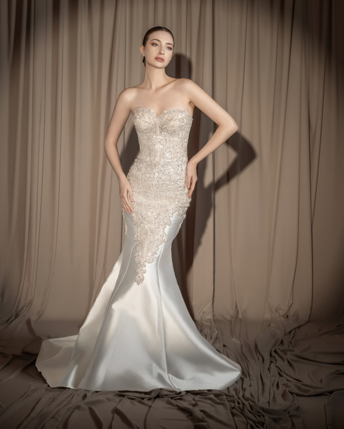 Bride in square-neck white satin minimalist dress