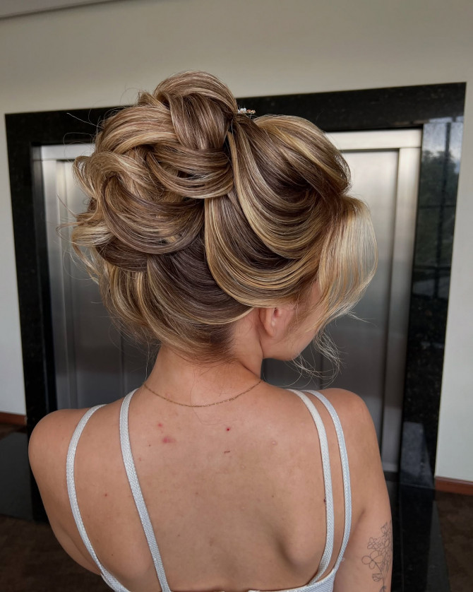  Elegant sculpted bridal updo with voluminous swirls and blonde highlights by @penteadoslucena