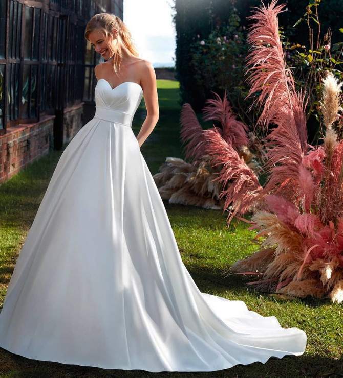  Mermaid modern bridal gown with plunging neckline