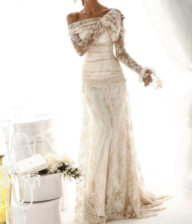 Bride in puffed sleeve lace gown with tiered skirt