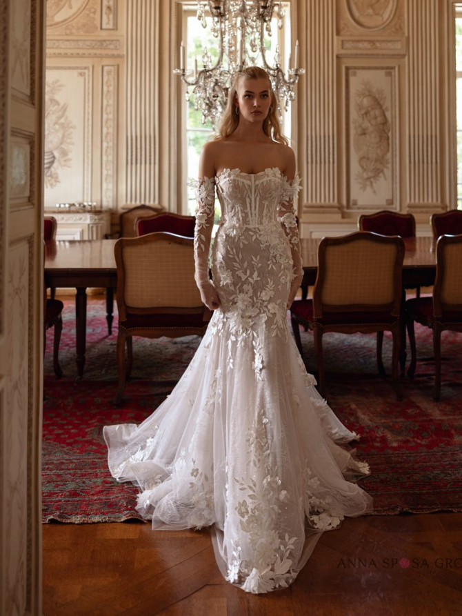 Structured white wedding gown with fitted waist and wide skirt. Elegant wedding gown from France