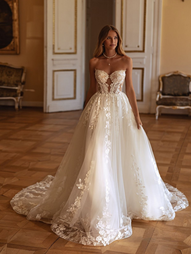 Strapless white wedding gown with clean lines. Elegant wedding gown from France